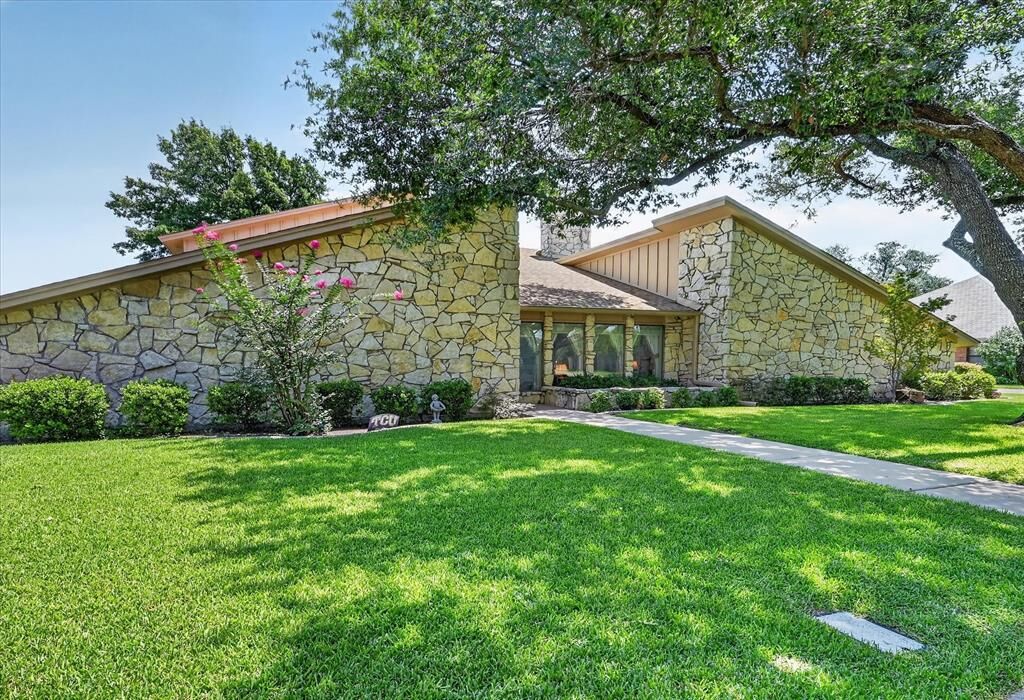 Property Photo: 4001 Snow Creek Drive TX 76008