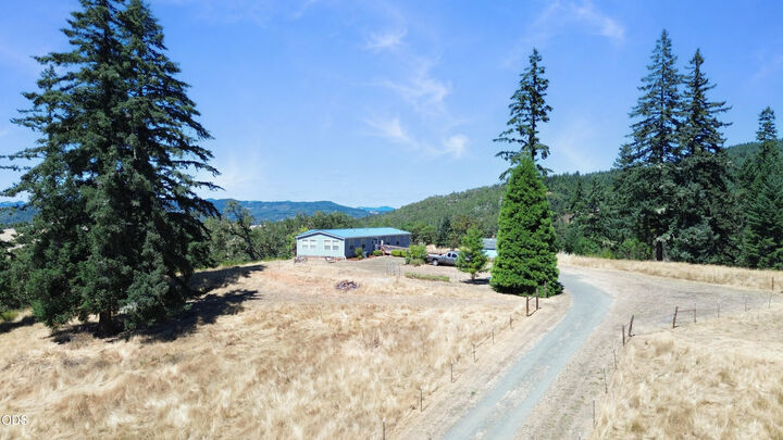 Property Photo: 3741 Oak Hill Road OR 97470