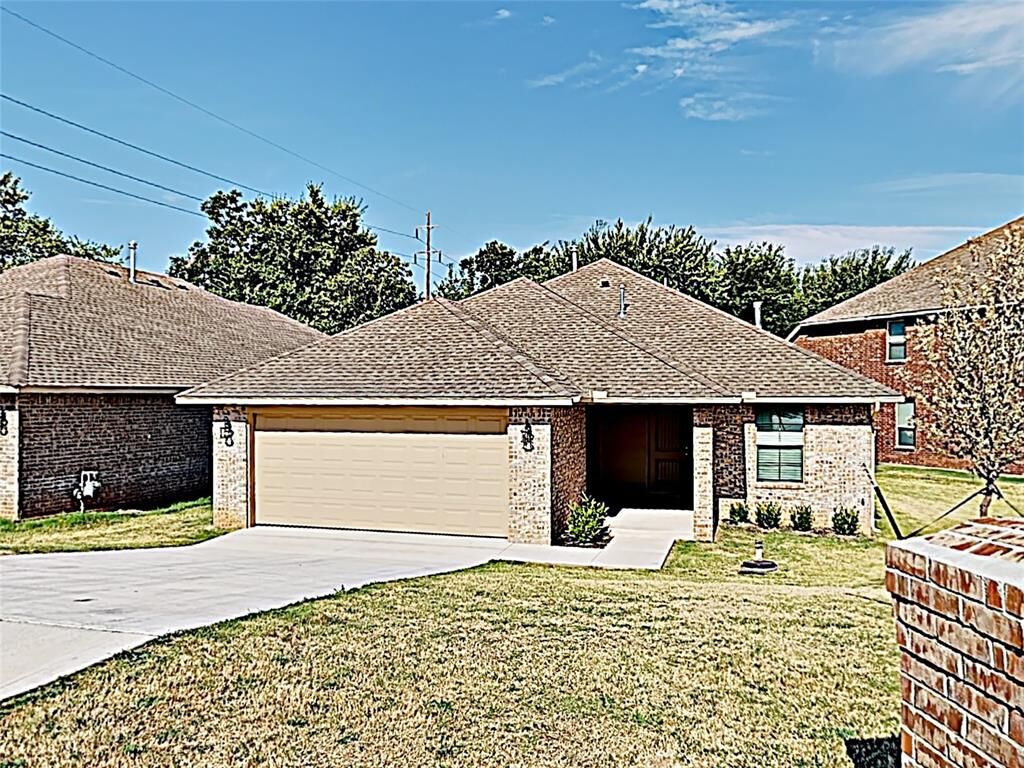 Property Photo: 1045 Creekside Drive OK 73020