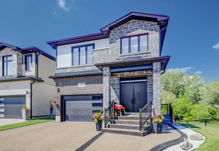 Property Photo:  924 Chapel Hill Court  ON N2R 0P4 