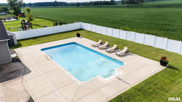 Property Photo: 1013 Haymeadow Lane IL 61548