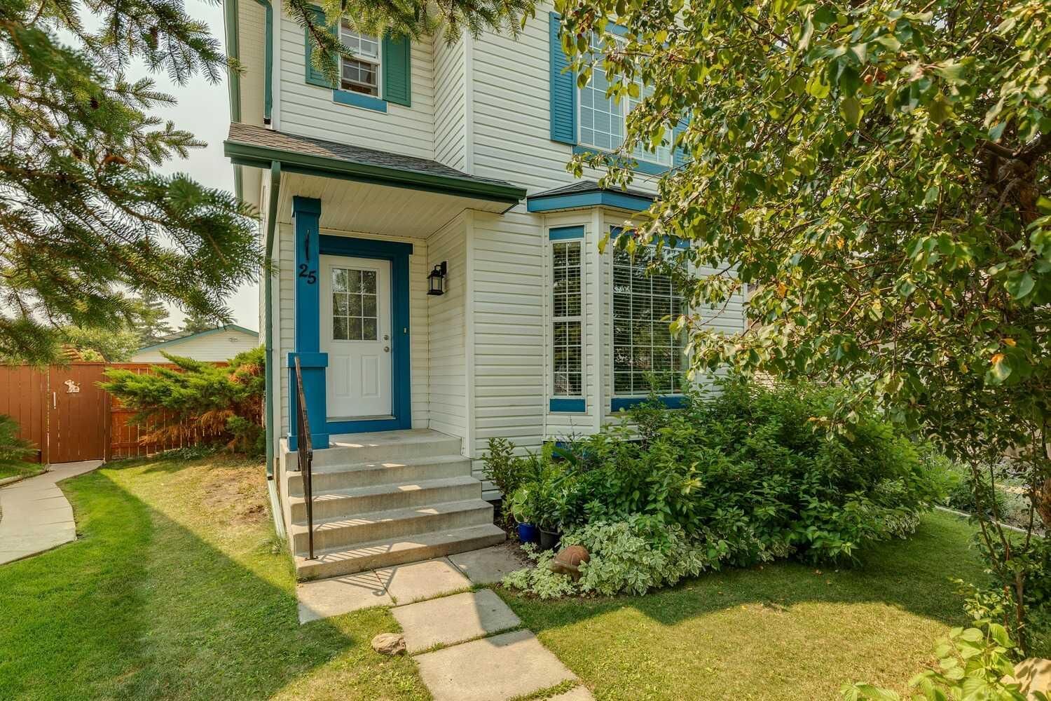 Property Photo:  25 Coville Gardens NE  AB T3K 5N8 