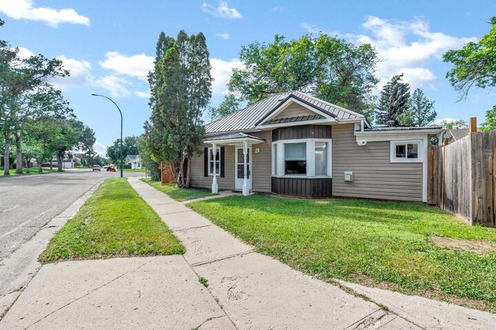 Property Photo:  212 6 Street SE  AB T1A 1H1 