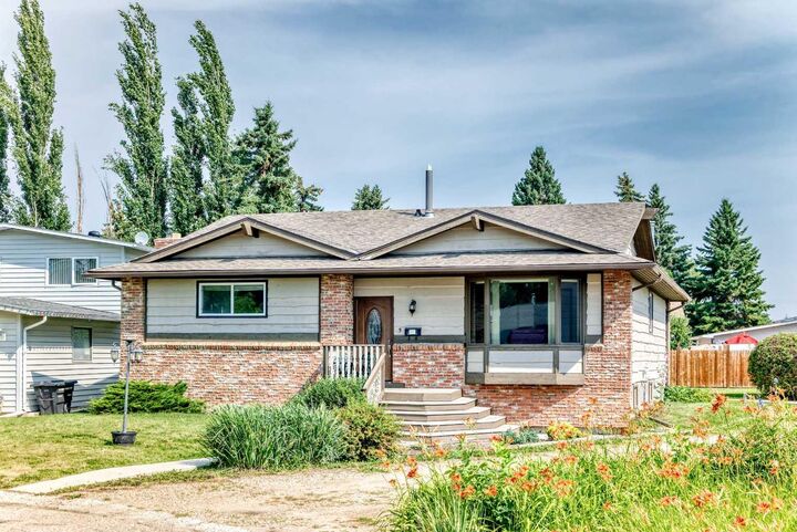 Property Photo: 3 43 Avenue Close AB T4L 1V8