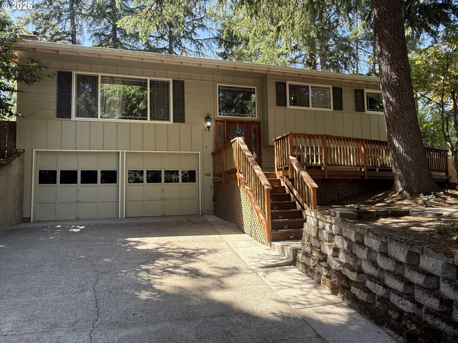 Property Photo: 30 Coachman Dr OR 97405