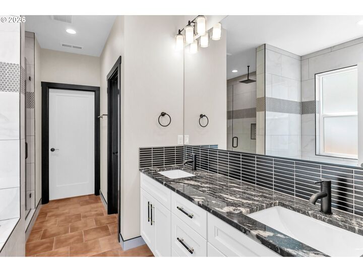 Property Photo:  550 SE 8th Ave  OR 97123 