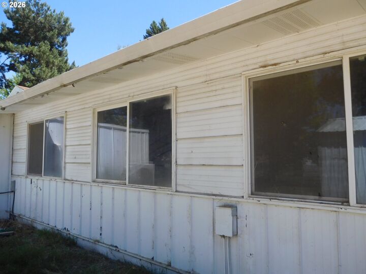 Property Photo: 750 W Quince Ave OR 97838