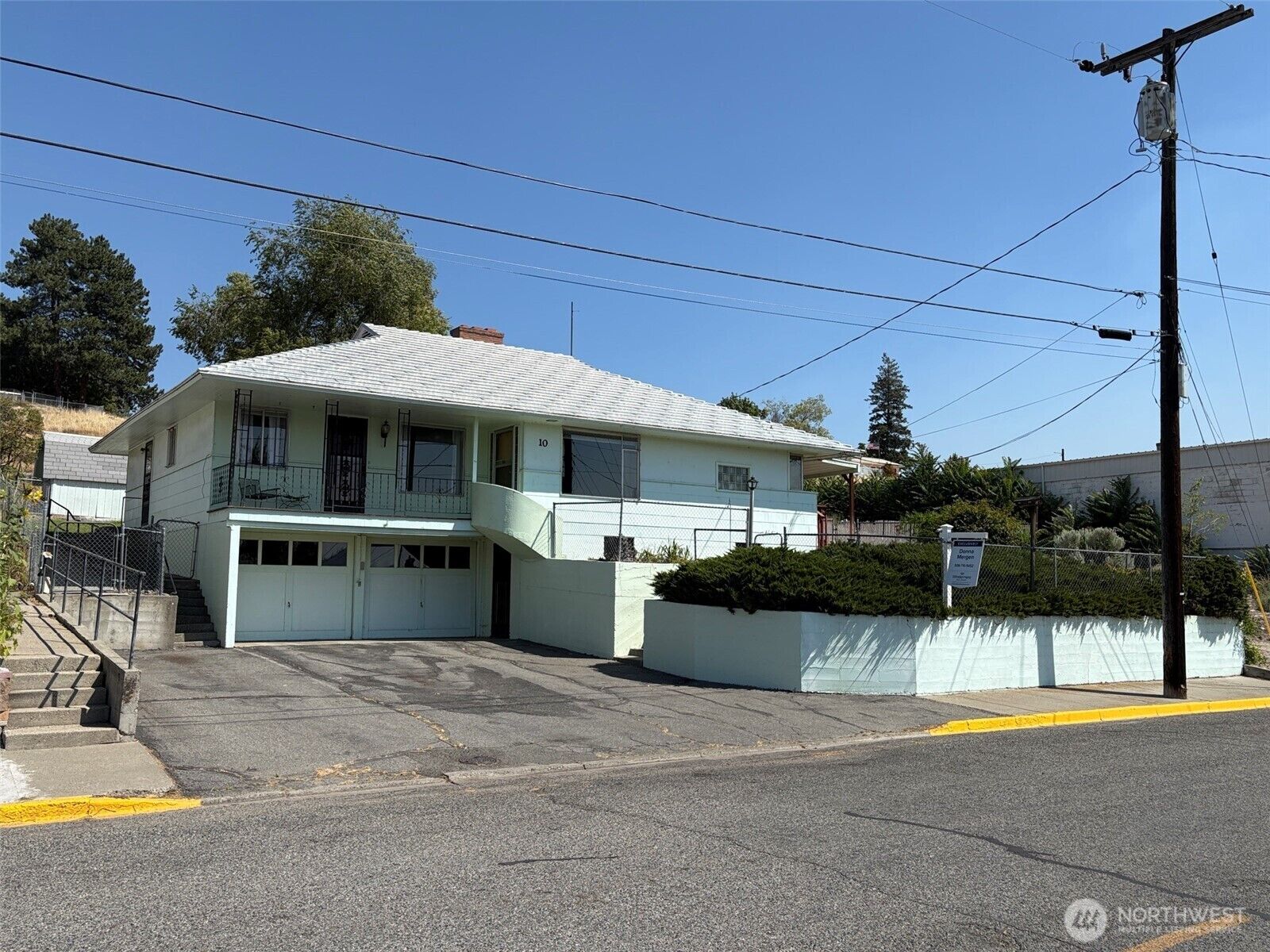 Property Photo:  10 W Dewberry Avenue  WA 98841 