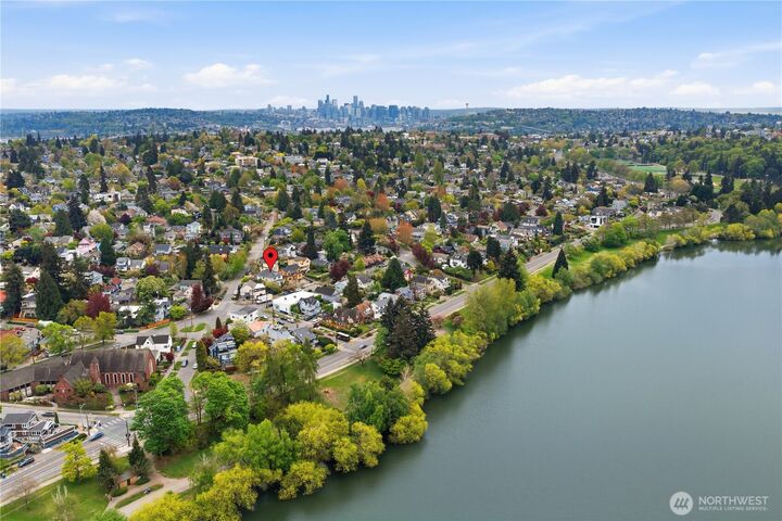 Property Photo: 6238 Woodlawn Avenue N WA 98103