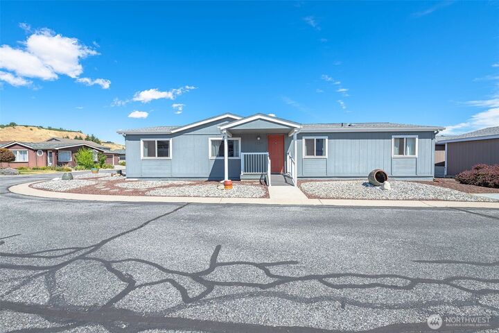 Property Photo: 1708 Twin Peaks Drive 84 WA 98801