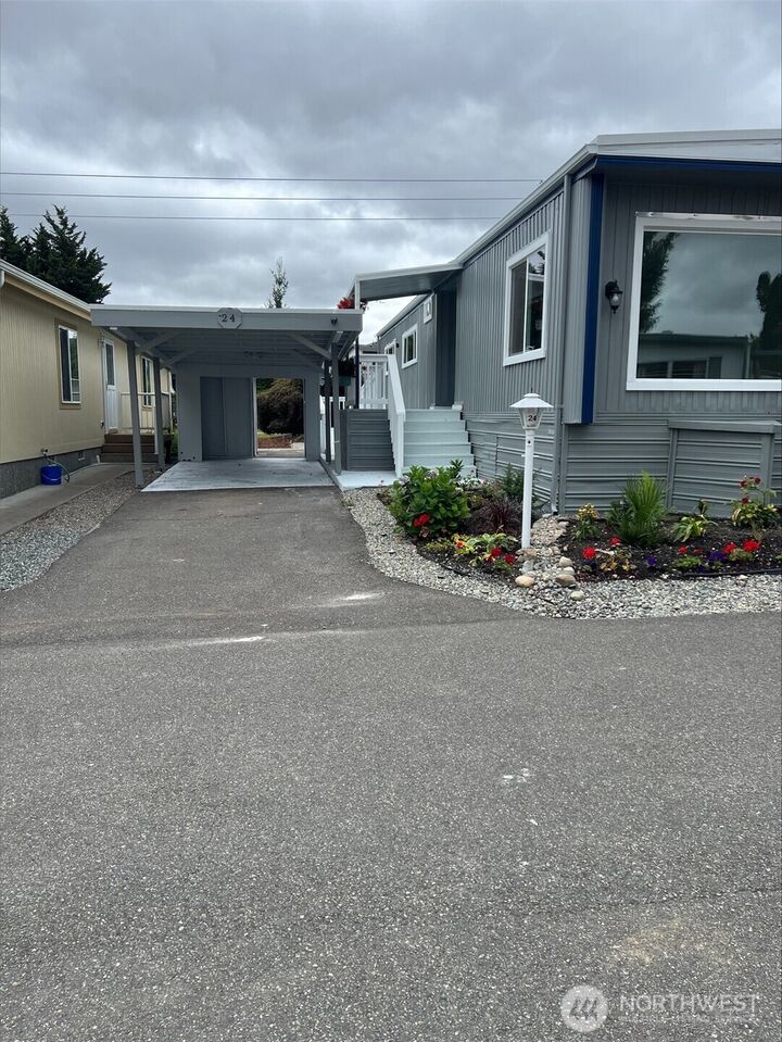 Property Photo:  21429  44th Avenue W 24  WA 98043 
