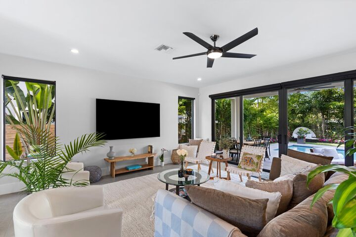 Property Photo: 238 SE 4th Avenue FL 33483