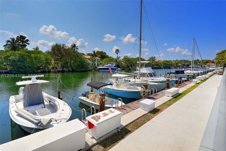 Property Photo:  100 Edgewater Dr 305  FL 33133 