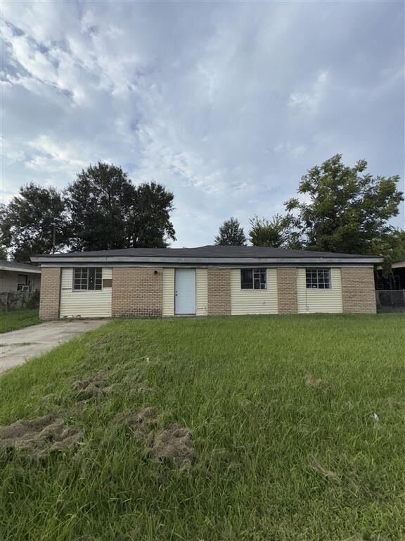Property Photo: 1301 Sage Dr Drive LA 70607