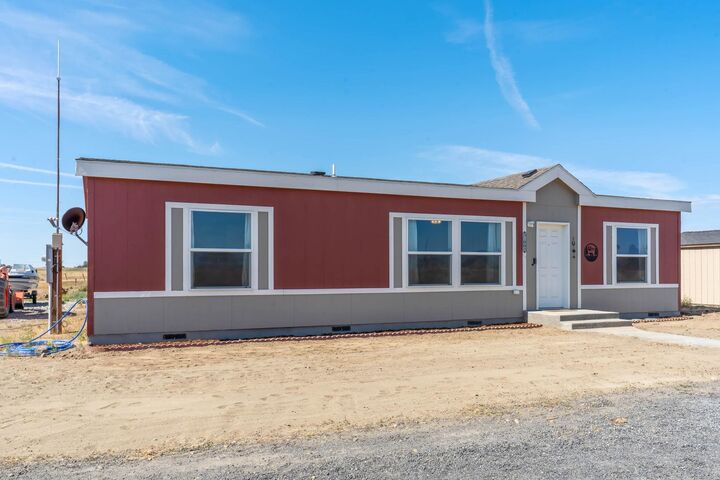 Property Photo:  1002 S Dover Rd  WA 99022 