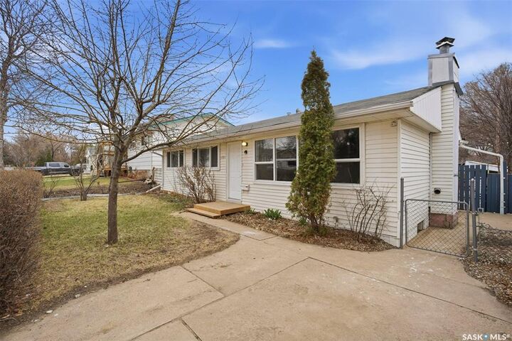 Property Photo:  1721 E Avenue N  SK S7L 1V3 