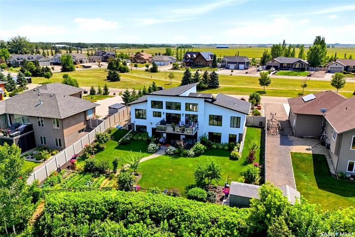 Property Photo:  232 Edgewood Drive  SK S2V 1C3 