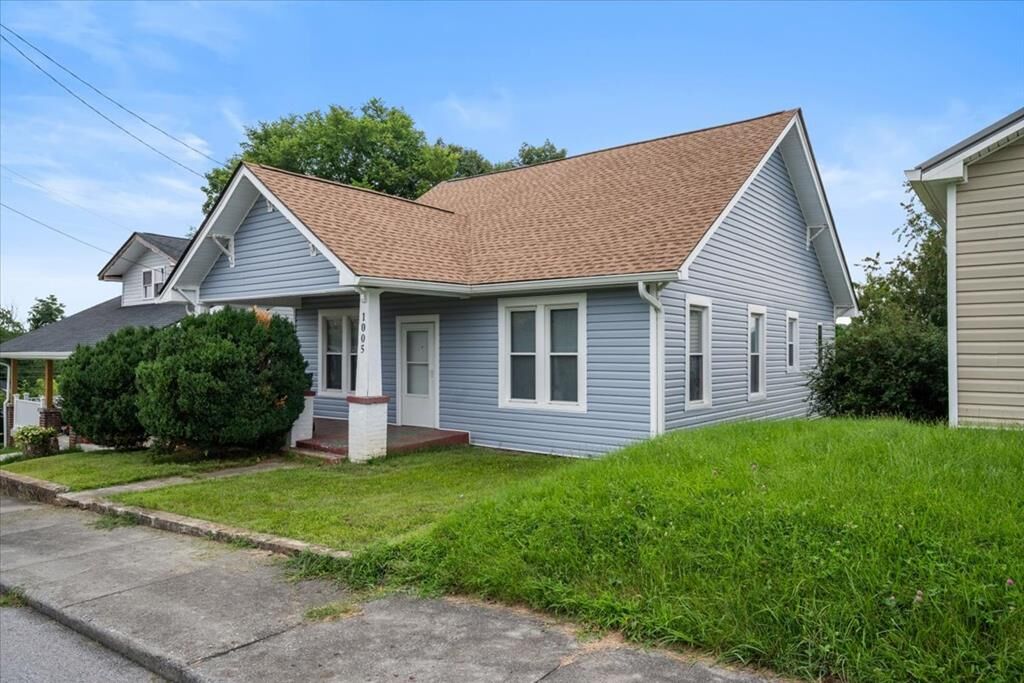 Property Photo:  1005 Russell St  VA 24201 