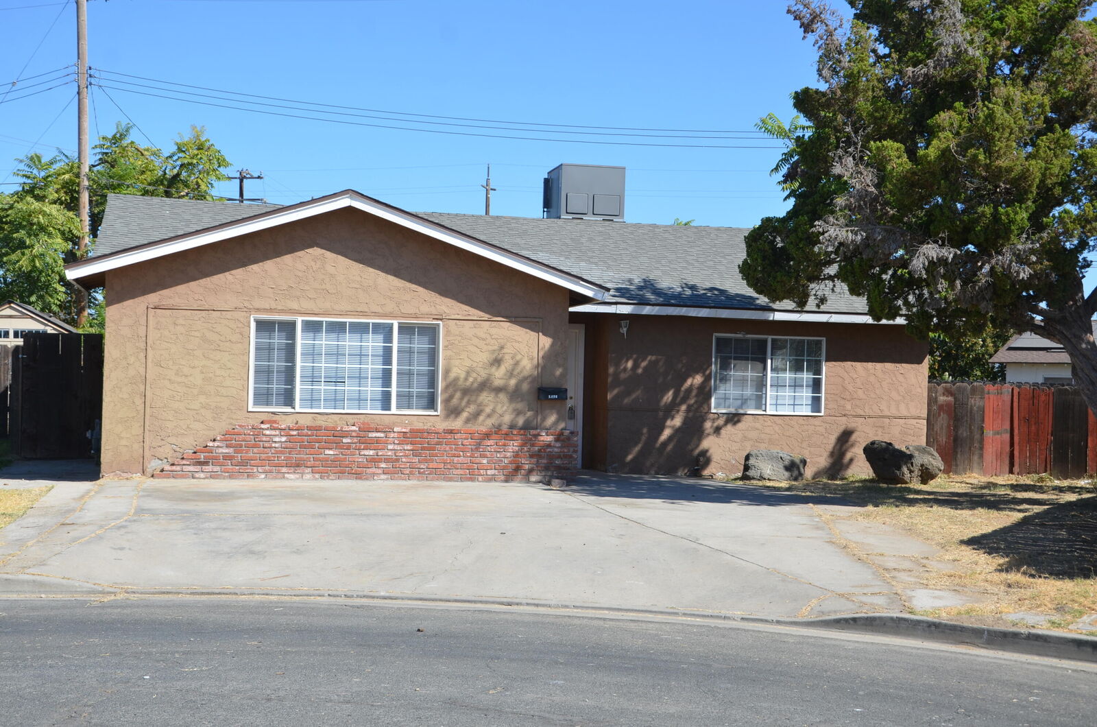 Property Photo:  1076 Lincolnwood Circle  CA 93230 