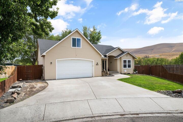 Property Photo:  500 Paver Ct  WA 99320-7845 