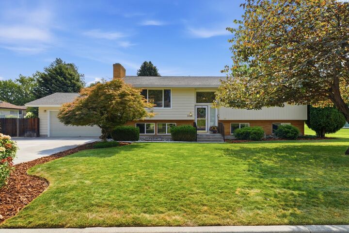 Property Photo: 2108 Hoxie Ave WA 99354