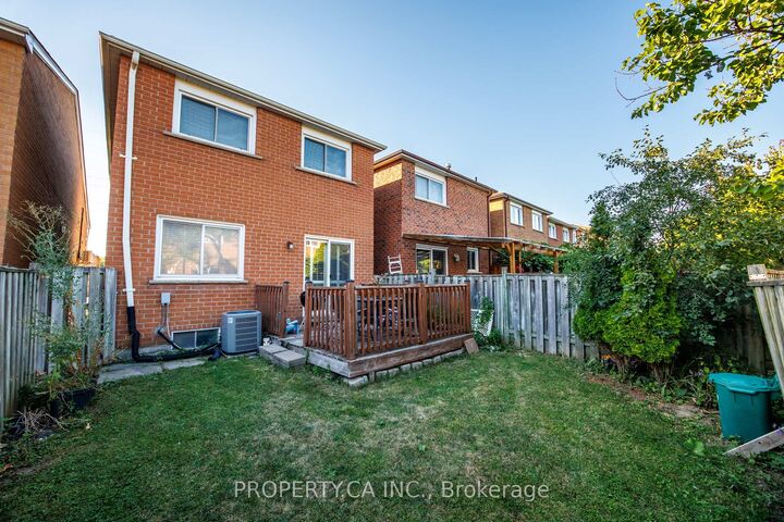 Photo de la propriété: 45 New Seabury Drive ON L4K 2B7