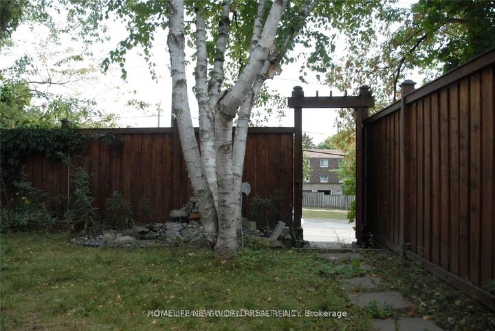 Property Photo: 39 Aberfeldy Crescent Bsmt ON L3T 4C1