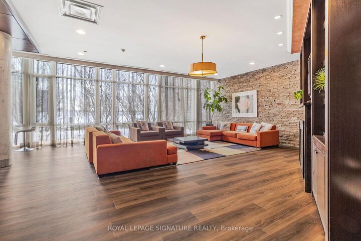 Property Photo:  39 Upper Duke Crescent 408  ON L6G 0B8 