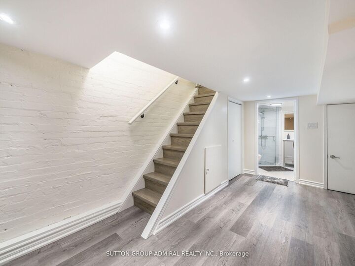 Property Photo: 389 Davisville Avenue ON M4S 1H4
