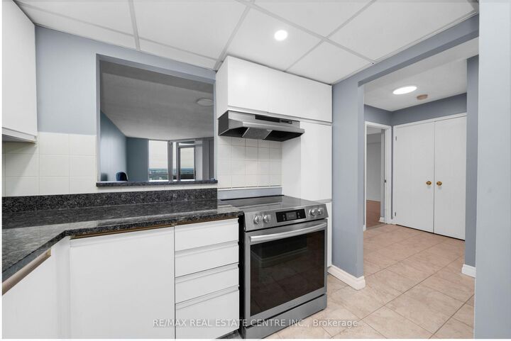 Property Photo: 20 McFarlane Drive 1504 ON L7G 5J8