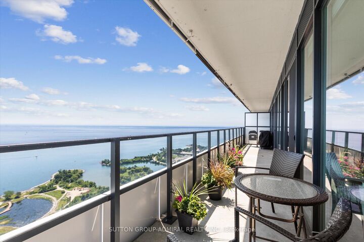 Photo de la propriété:  30 Shore Breeze Drive 4908  ON M8V 0J1 