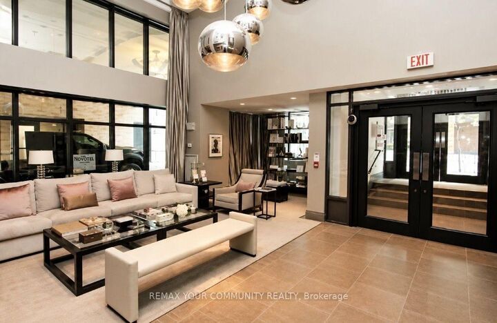 Property Photo:  35 Hayden Street 819  ON M4Y 3C3 