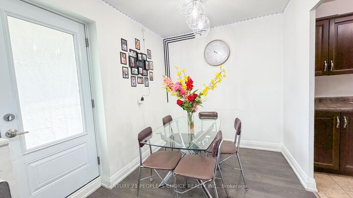 Property Photo: 2485 Woking Crescent 201 ON L5K 1Z6