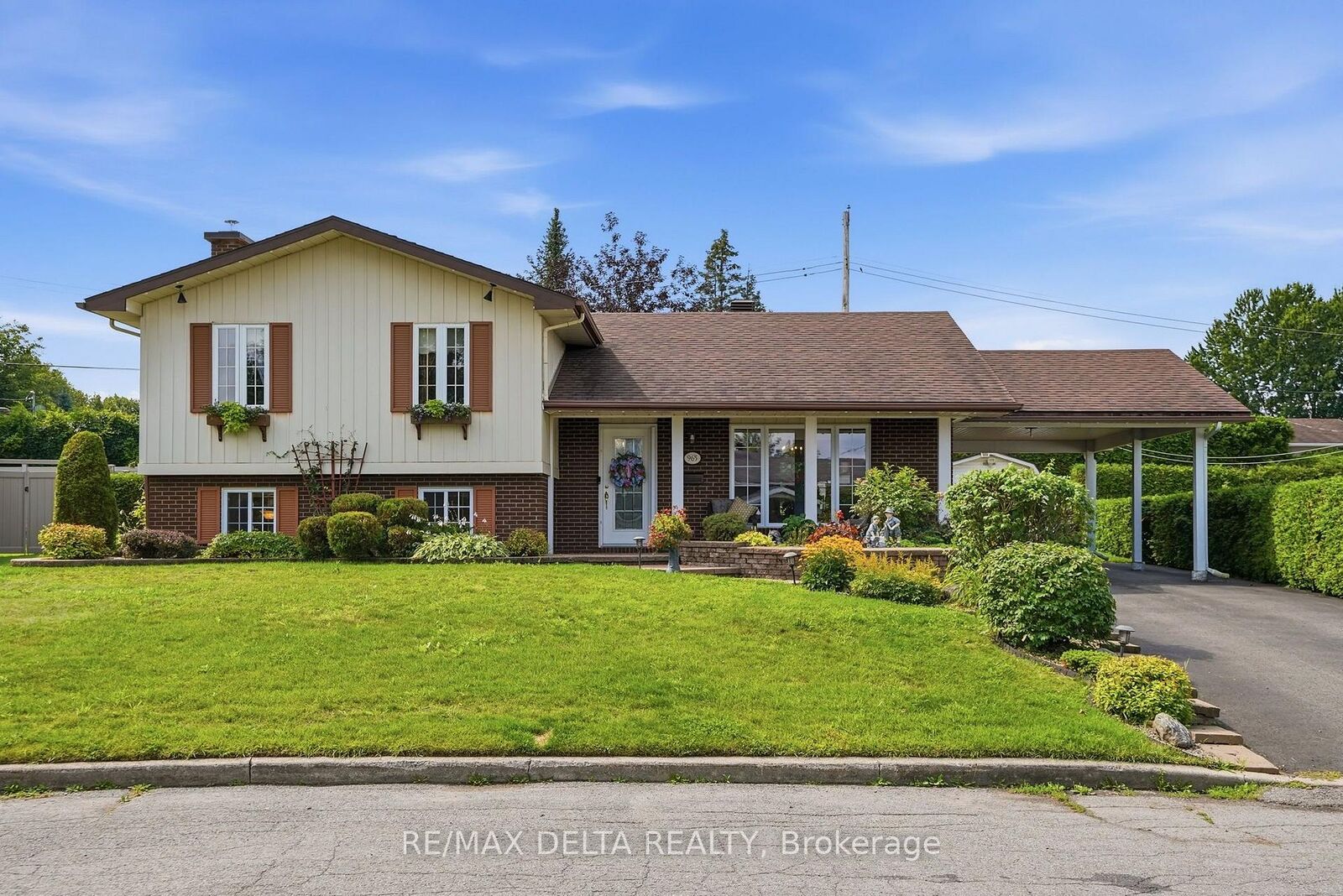 Property Photo:  965 Jerome Street  ON K6A 3B1 