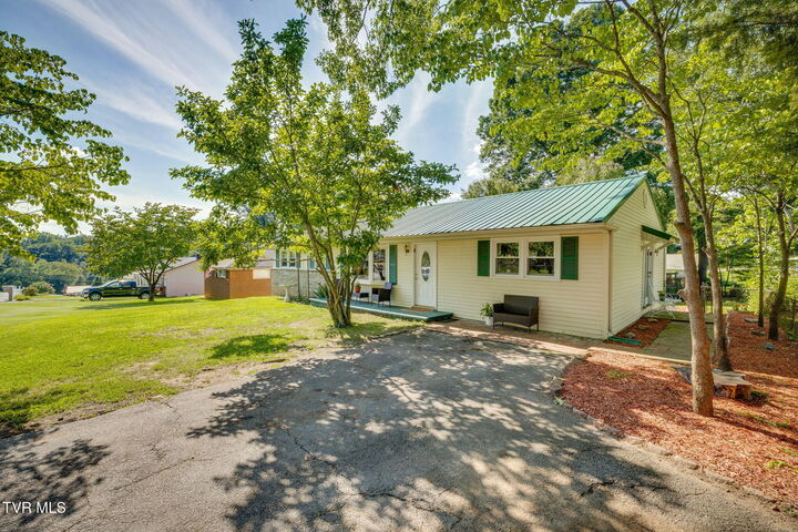 Property Photo: 413 Holly Street TN 37645