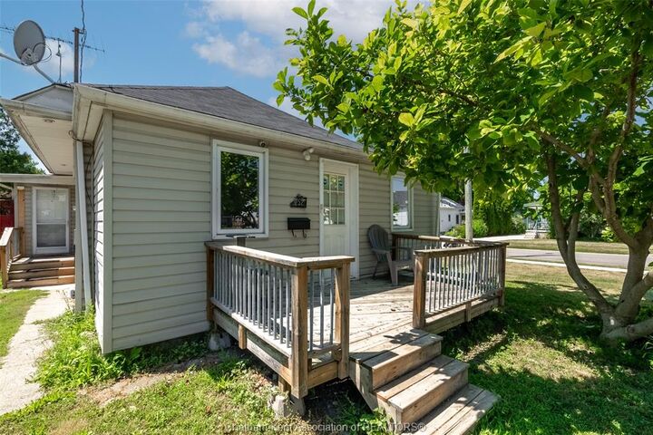 Property Photo: 252 Wellington Street East ON N7M 3P5