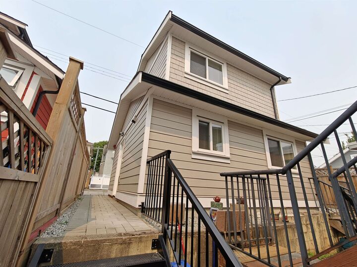 Property Photo:  381 E 57 Avenue 3  BC V5X 1S6 