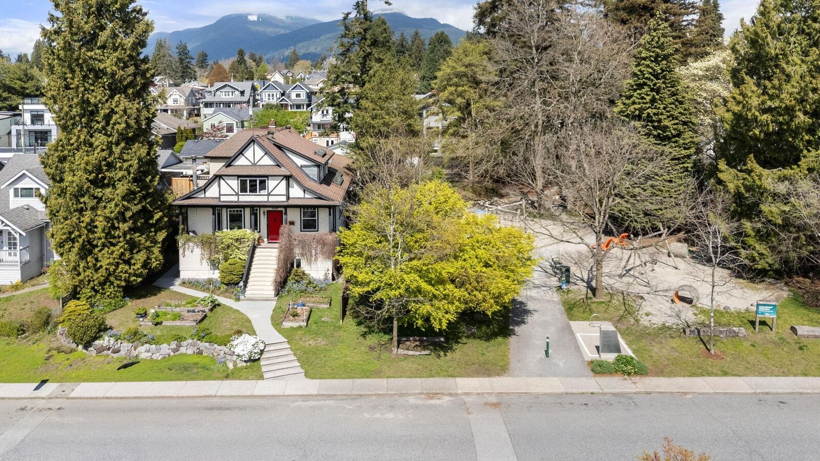 Property Photo: 628 E 5th Street BC V7L 1M7