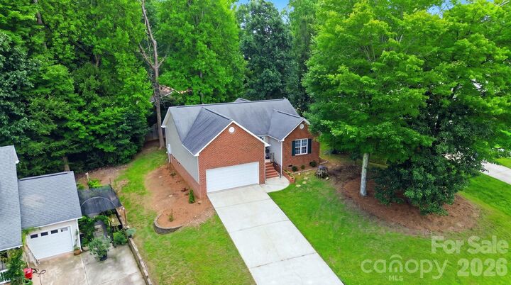 Property Photo:  1008 Raywood Court  NC 28104 