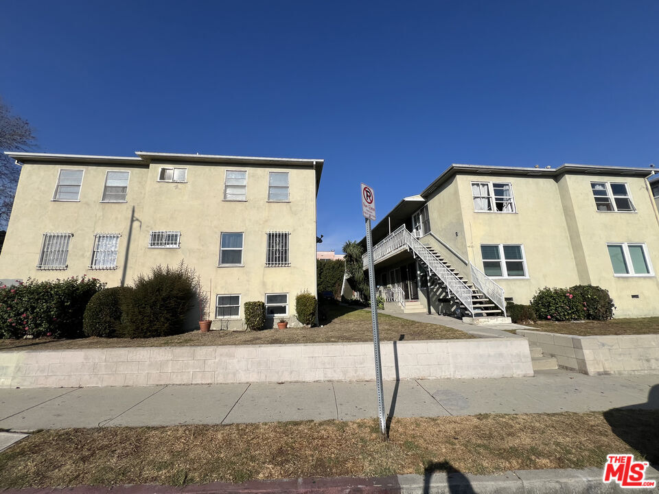 Property Photo:  4821 San Vicente Blvd  CA 90019 