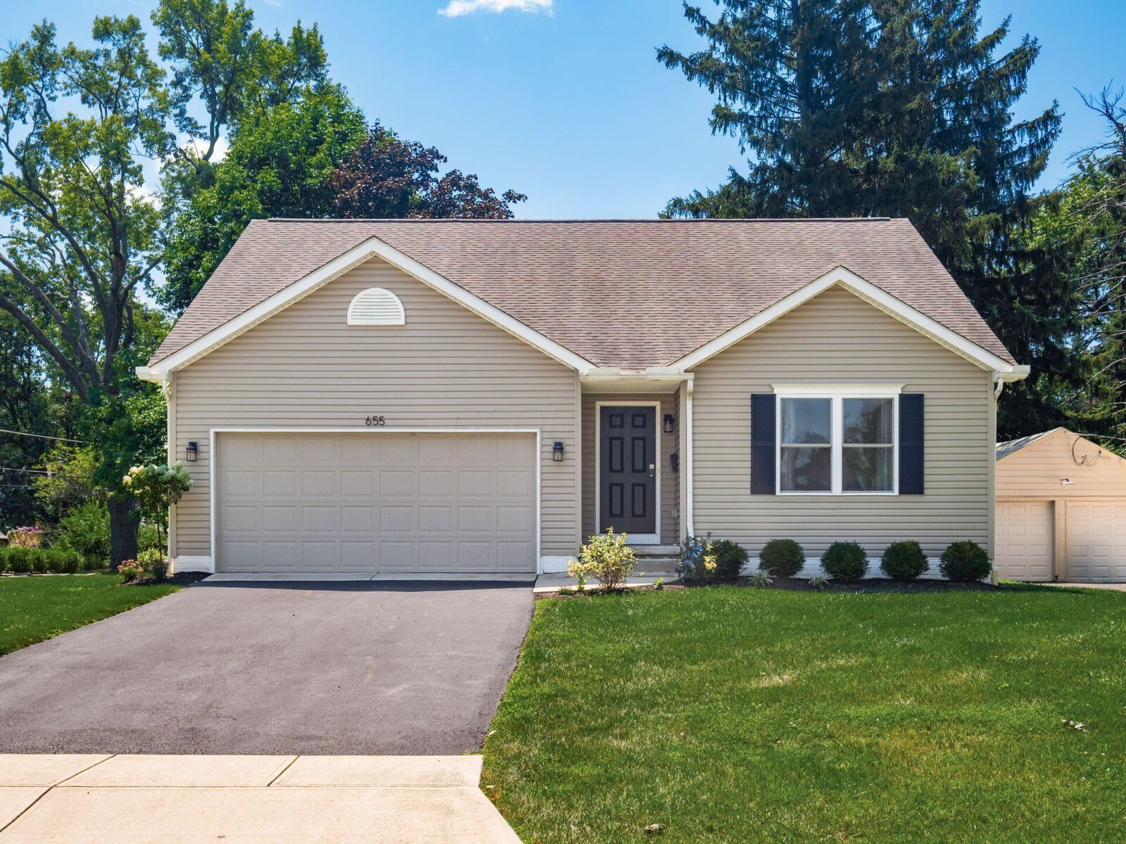 Property Photo: 655 E Beaumont Road OH 43214