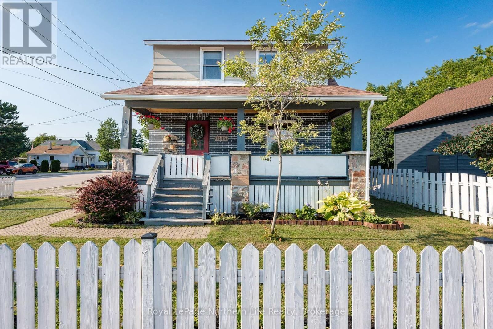Property Photo:  1612 Cassells Street  ON P1B 4C5 