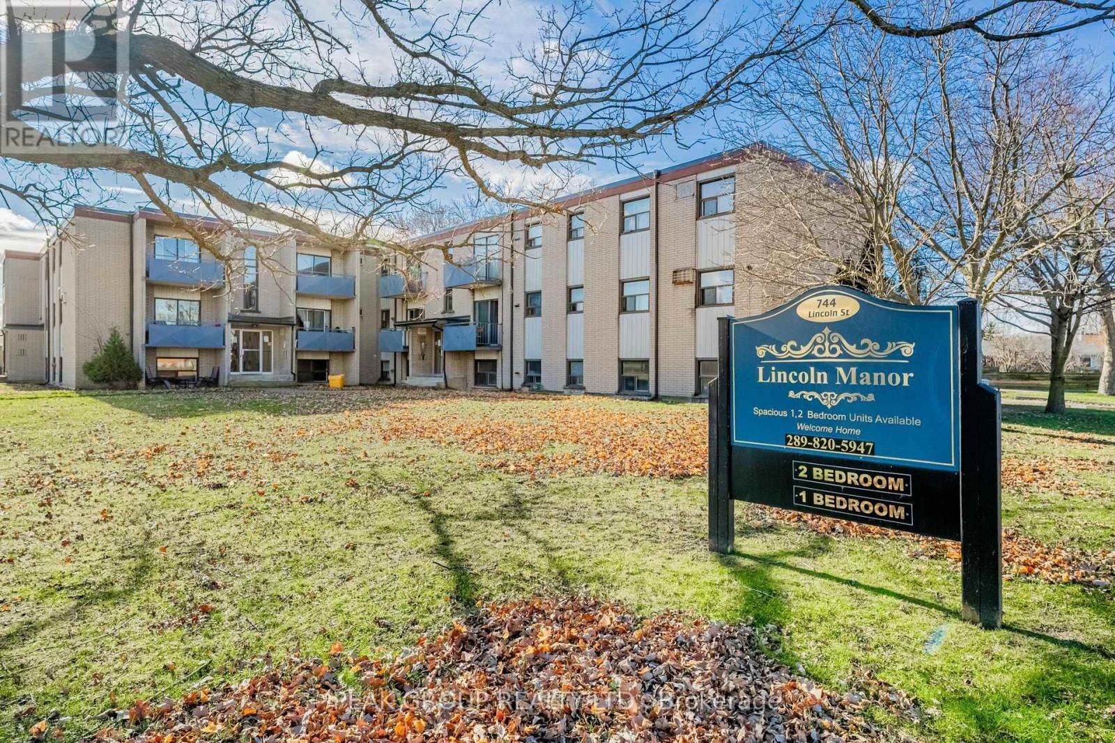 Property Photo: 744 Lincoln Street Unit 7 ON L3B 4R5