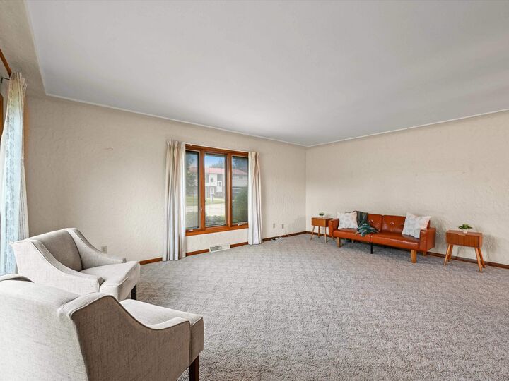Property Photo:  727 SE 10th Avenue  IA 52040 