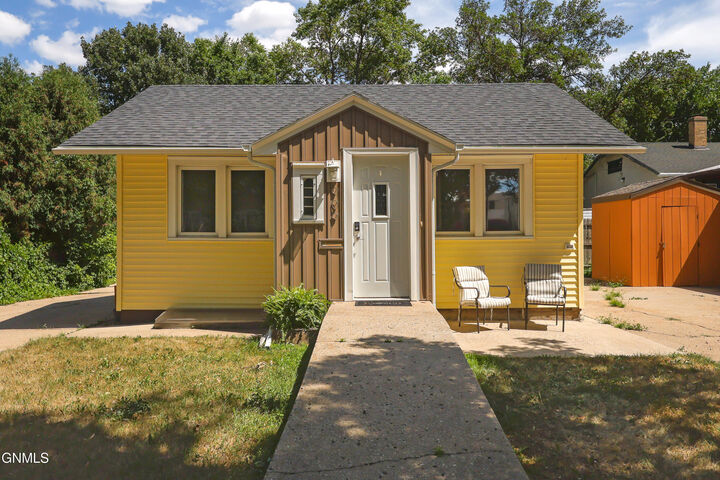 Property Photo:  909 N 7th Street N  ND 58501 
