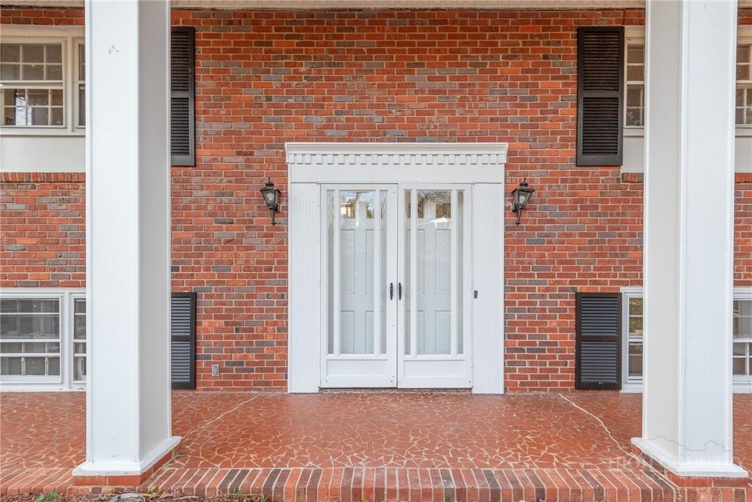 Property Photo:  624 Brentwood Court  NC 27104 