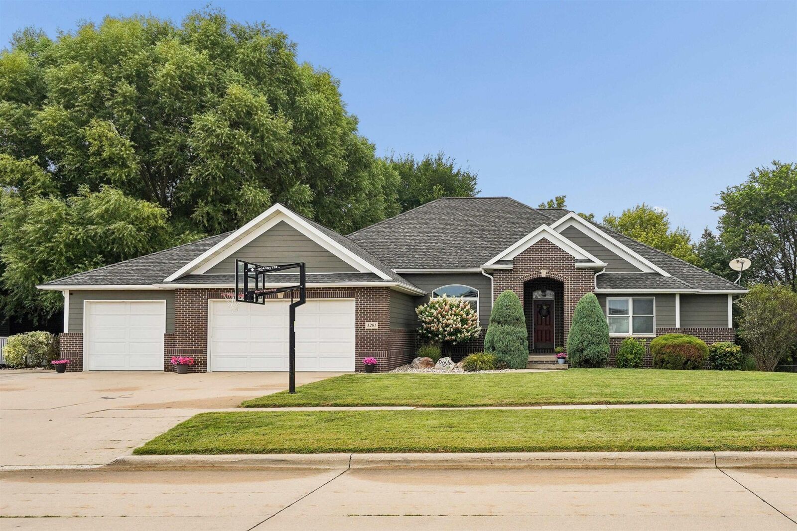 Property Photo:  1201 2nd Ave NE  IA 50677 