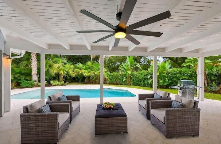 Property Photo: 13904 Hayward Place FL 33618