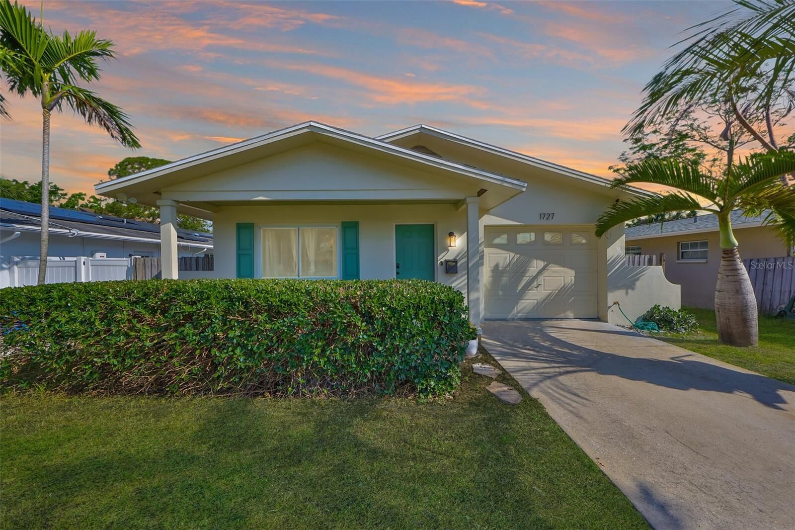 Property Photo:  1727 New Hampshire Avenue NE  FL 33703 