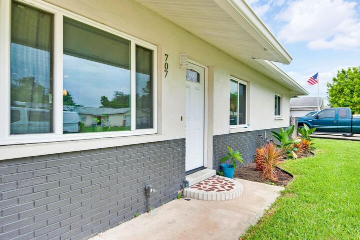 Property Photo:  707 65th Avenue Drive W  FL 34207 